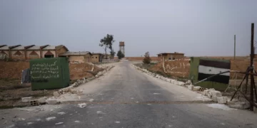 Un puesto de control del ejército sirio yace abandonado cerca del aeropuerto militar de Abu al-Duhur, al este de Idlib, después de que los combatientes de la oposición siria tomaran el control de la zona el 7 de diciembre de 2024. (AP/Omar Albam)