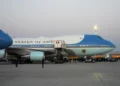 Volando en el Air Force One, sin saberlo en peligro… y sin Trump