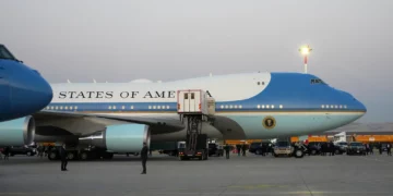Volando en el Air Force One, sin saberlo en peligro… y sin Trump