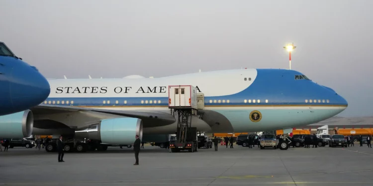 Volando en el Air Force One, sin saberlo en peligro… y sin Trump