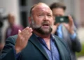 El teórico de la conspiración de derechas Alex Jones habla con los medios tras llegar al juzgado federal para una audiencia ante un juez de bancarrota en Houston, el 14 de junio de 2024. (Foto AP/David J. Phillip)