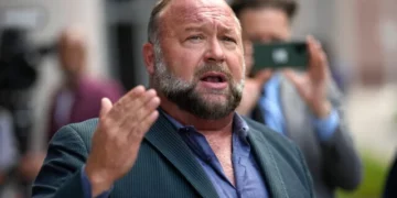 El teórico de la conspiración de derechas Alex Jones habla con los medios tras llegar al juzgado federal para una audiencia ante un juez de bancarrota en Houston, el 14 de junio de 2024. (Foto AP/David J. Phillip)
