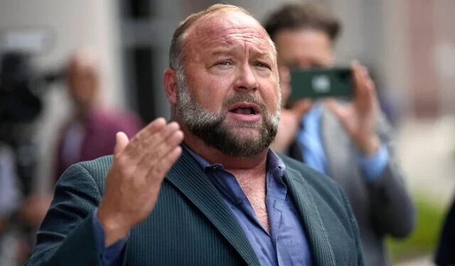 El teórico de la conspiración de derechas Alex Jones habla con los medios tras llegar al juzgado federal para una audiencia ante un juez de bancarrota en Houston, el 14 de junio de 2024. (Foto AP/David J. Phillip)