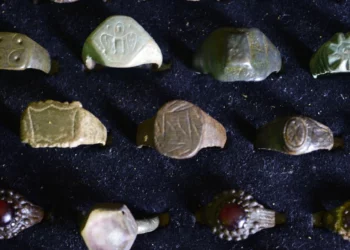 Anillos venidos del espacio: el secreto en las joyas de las élites antiguas
