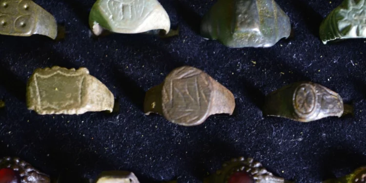 Anillos venidos del espacio: el secreto en las joyas de las élites antiguas