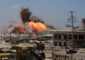 FDI matan a un comandante de Hamás y atacan una fábrica de armas en Gaza La Fuerza Aérea israelí atacó este domingo un centro de producción de armas de Hamás en el centro de la Franja de Gaza y, en otra operación, mató a un comandante del grupo. El ataque contra el campo de Maghazi mató a Ismail Abu Ful, identificado por las FDI como comandante de un centro de producción de armas. El ejército sostiene que participaba en la fabricación de artefactos explosivos y cohetes antitanque para Hamás. En otro ataque contra la cercana localidad de az-Zawayda, la Fuerza Aérea bombardeó un centro de fabricación de armas situado cerca de un punto de distribución de ayuda operado por una organización internacional. La metralla del ataque habría causado la muerte de dos personas, entre ellas un niño de cuatro años, y heridas a varias más. Antes del bombardeo, las FDI habían emitido una advertencia para los residentes de la zona. El ejército acusó a Hamás de integrar de forma sistemática instalaciones militares en infraestructuras civiles, incluidos centros de distribución de ayuda, para apoyar ataques contra tropas israelíes desplegadas en la zona de la Línea Amarilla y contra civiles israelíes. Las FDI también sostienen que la existencia del centro de producción de armas demuestra que Hamás está incumpliendo el acuerdo de alto el fuego mientras intenta reconstruir y reforzar sus capacidades militares.