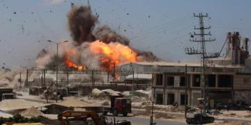 FDI matan a un comandante de Hamás y atacan una fábrica de armas en Gaza La Fuerza Aérea israelí atacó este domingo un centro de producción de armas de Hamás en el centro de la Franja de Gaza y, en otra operación, mató a un comandante del grupo. El ataque contra el campo de Maghazi mató a Ismail Abu Ful, identificado por las FDI como comandante de un centro de producción de armas. El ejército sostiene que participaba en la fabricación de artefactos explosivos y cohetes antitanque para Hamás. En otro ataque contra la cercana localidad de az-Zawayda, la Fuerza Aérea bombardeó un centro de fabricación de armas situado cerca de un punto de distribución de ayuda operado por una organización internacional. La metralla del ataque habría causado la muerte de dos personas, entre ellas un niño de cuatro años, y heridas a varias más. Antes del bombardeo, las FDI habían emitido una advertencia para los residentes de la zona. El ejército acusó a Hamás de integrar de forma sistemática instalaciones militares en infraestructuras civiles, incluidos centros de distribución de ayuda, para apoyar ataques contra tropas israelíes desplegadas en la zona de la Línea Amarilla y contra civiles israelíes. Las FDI también sostienen que la existencia del centro de producción de armas demuestra que Hamás está incumpliendo el acuerdo de alto el fuego mientras intenta reconstruir y reforzar sus capacidades militares.