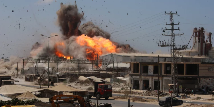 FDI matan a un comandante de Hamás y atacan una fábrica de armas en Gaza La Fuerza Aérea israelí atacó este domingo un centro de producción de armas de Hamás en el centro de la Franja de Gaza y, en otra operación, mató a un comandante del grupo. El ataque contra el campo de Maghazi mató a Ismail Abu Ful, identificado por las FDI como comandante de un centro de producción de armas. El ejército sostiene que participaba en la fabricación de artefactos explosivos y cohetes antitanque para Hamás. En otro ataque contra la cercana localidad de az-Zawayda, la Fuerza Aérea bombardeó un centro de fabricación de armas situado cerca de un punto de distribución de ayuda operado por una organización internacional. La metralla del ataque habría causado la muerte de dos personas, entre ellas un niño de cuatro años, y heridas a varias más. Antes del bombardeo, las FDI habían emitido una advertencia para los residentes de la zona. El ejército acusó a Hamás de integrar de forma sistemática instalaciones militares en infraestructuras civiles, incluidos centros de distribución de ayuda, para apoyar ataques contra tropas israelíes desplegadas en la zona de la Línea Amarilla y contra civiles israelíes. Las FDI también sostienen que la existencia del centro de producción de armas demuestra que Hamás está incumpliendo el acuerdo de alto el fuego mientras intenta reconstruir y reforzar sus capacidades militares.