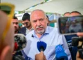 Lieberman recibe gritos de “muérete hoy” durante un reclutamiento haredí