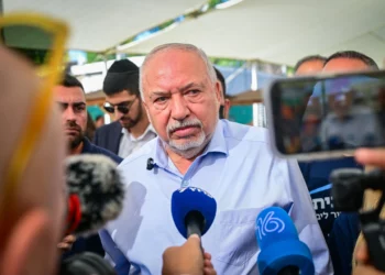 Lieberman recibe gritos de “muérete hoy” durante un reclutamiento haredí