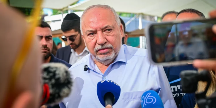Lieberman recibe gritos de “muérete hoy” durante un reclutamiento haredí