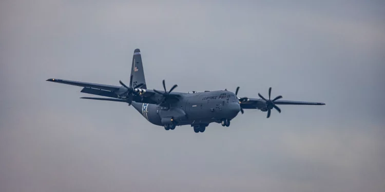 Un avión de transporte militar estadounidense aterriza en Moscú