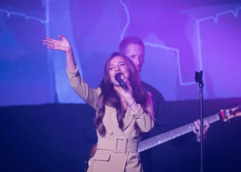 Izquierdistas de Israel condenan a Ben Zaken por asistencia de Netanyahu a su concierto