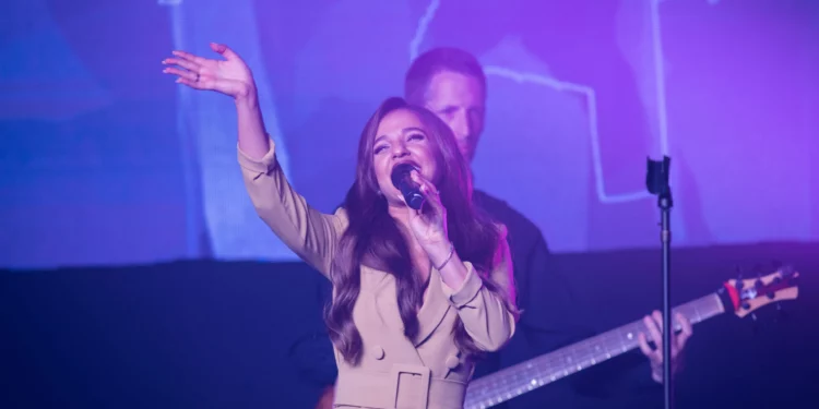 Izquierdistas de Israel condenan a Ben Zaken por asistencia de Netanyahu a su concierto