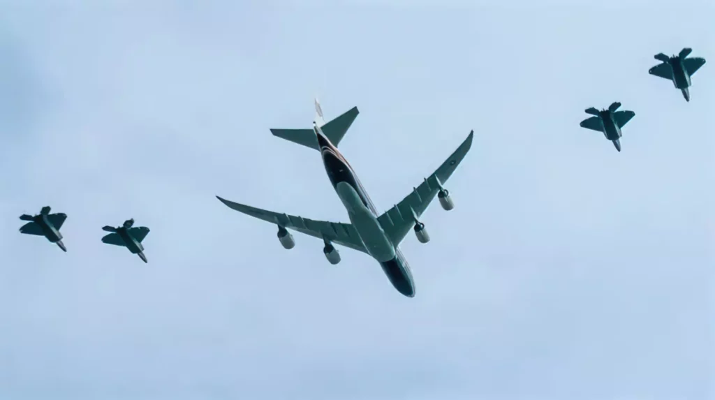 C-17 de EE. UU. da la vuelta tras amenaza de misil ruso