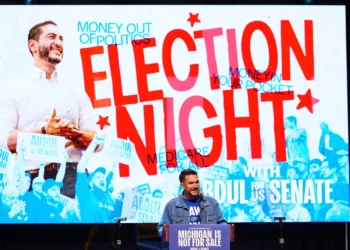 Art Reyes III, director político del sindicato United Auto Workers de Michigan, interviene durante un acto de campaña para Abdul El-Sayed, candidato progresista y antiisraelí en las primarias demócratas al Senado de Estados Unidos por Michigan, el 4 de agosto de 2026, en el Teatro Majestic de Detroit. (Foto AP/Julia Demaree Nikhinson)