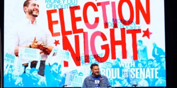 Art Reyes III, director político del sindicato United Auto Workers de Michigan, interviene durante un acto de campaña para Abdul El-Sayed, candidato progresista y antiisraelí en las primarias demócratas al Senado de Estados Unidos por Michigan, el 4 de agosto de 2026, en el Teatro Majestic de Detroit. (Foto AP/Julia Demaree Nikhinson)