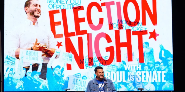 Art Reyes III, director político del sindicato United Auto Workers de Michigan, interviene durante un acto de campaña para Abdul El-Sayed, candidato progresista y antiisraelí en las primarias demócratas al Senado de Estados Unidos por Michigan, el 4 de agosto de 2026, en el Teatro Majestic de Detroit. (Foto AP/Julia Demaree Nikhinson)