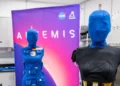 En esta fotografía facilitada por la NASA, Helga y Zohar, dos maniquíes femeninos que forman parte del experimento «Matroshka AstroRad Radiation Experiment», son sometidos a inspecciones de la carga útil tras el vuelo, el 17 de enero de 2023, en el interior de las instalaciones de procesamiento de la Estación Espacial del Centro Espacial Kennedy, en Merritt Island, Florida. (Kim Shiflett/NASA vía AP)