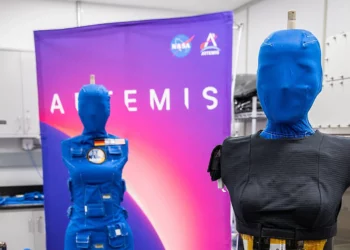 En esta fotografía facilitada por la NASA, Helga y Zohar, dos maniquíes femeninos que forman parte del experimento «Matroshka AstroRad Radiation Experiment», son sometidos a inspecciones de la carga útil tras el vuelo, el 17 de enero de 2023, en el interior de las instalaciones de procesamiento de la Estación Espacial del Centro Espacial Kennedy, en Merritt Island, Florida. (Kim Shiflett/NASA vía AP)