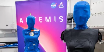 En esta fotografía facilitada por la NASA, Helga y Zohar, dos maniquíes femeninos que forman parte del experimento «Matroshka AstroRad Radiation Experiment», son sometidos a inspecciones de la carga útil tras el vuelo, el 17 de enero de 2023, en el interior de las instalaciones de procesamiento de la Estación Espacial del Centro Espacial Kennedy, en Merritt Island, Florida. (Kim Shiflett/NASA vía AP)