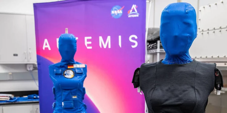 En esta fotografía facilitada por la NASA, Helga y Zohar, dos maniquíes femeninos que forman parte del experimento «Matroshka AstroRad Radiation Experiment», son sometidos a inspecciones de la carga útil tras el vuelo, el 17 de enero de 2023, en el interior de las instalaciones de procesamiento de la Estación Espacial del Centro Espacial Kennedy, en Merritt Island, Florida. (Kim Shiflett/NASA vía AP)