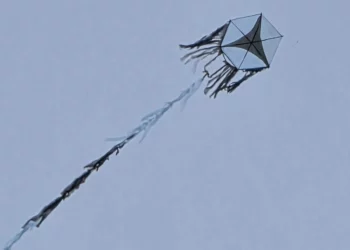 Otra cometa lanzada desde Gaza cae en el kibutz Nahal Oz