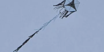 Otra cometa lanzada desde Gaza cae en el kibutz Nahal Oz
