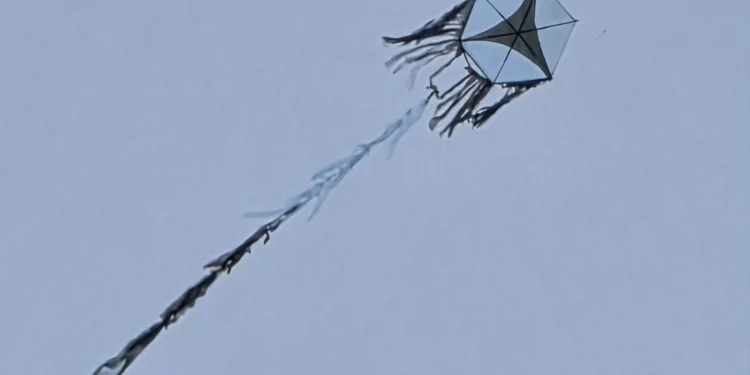 Otra cometa lanzada desde Gaza cae en el kibutz Nahal Oz