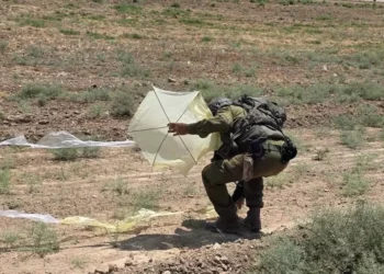Hamás dice que las cometas llegadas a Israel son juguetes infantiles Hamás afirmó que las cometas que han cruzado desde Gaza hacia Israel son “juguetes infantiles en los campos de refugiados” y rechazó las amenazas israelíes de responder militarmente a esos lanzamientos. Es la primera vez que Hamás se pronuncia públicamente sobre las cometas encontradas en territorio israelí durante los últimos días. Hasta ahora, ninguna llevaba explosivos ni materiales incendiarios. Horas antes, el primer ministro Benjamin Netanyahu y el ministro de Defensa Israel Katz habían advertido que las FDI intensificarían los ataques contra quienes lancen cometas desde Gaza hacia las comunidades fronterizas israelíes. También amenazaron con evacuar las zonas de la Franja desde donde se realicen esos lanzamientos. El portavoz de Hamás, Hazem Qassem, calificó las advertencias israelíes como una respuesta basada en “pretextos fabricados” y sostuvo que buscan justificar nuevas operaciones contra los palestinos. Qassem pidió a Estados Unidos, a los países mediadores y a la Junta de Paz que intervengan para impedir nuevas acciones israelíes y preservar el marco del alto el fuego.