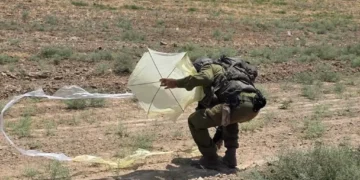 Hamás dice que las cometas llegadas a Israel son juguetes infantiles Hamás afirmó que las cometas que han cruzado desde Gaza hacia Israel son “juguetes infantiles en los campos de refugiados” y rechazó las amenazas israelíes de responder militarmente a esos lanzamientos. Es la primera vez que Hamás se pronuncia públicamente sobre las cometas encontradas en territorio israelí durante los últimos días. Hasta ahora, ninguna llevaba explosivos ni materiales incendiarios. Horas antes, el primer ministro Benjamin Netanyahu y el ministro de Defensa Israel Katz habían advertido que las FDI intensificarían los ataques contra quienes lancen cometas desde Gaza hacia las comunidades fronterizas israelíes. También amenazaron con evacuar las zonas de la Franja desde donde se realicen esos lanzamientos. El portavoz de Hamás, Hazem Qassem, calificó las advertencias israelíes como una respuesta basada en “pretextos fabricados” y sostuvo que buscan justificar nuevas operaciones contra los palestinos. Qassem pidió a Estados Unidos, a los países mediadores y a la Junta de Paz que intervengan para impedir nuevas acciones israelíes y preservar el marco del alto el fuego.