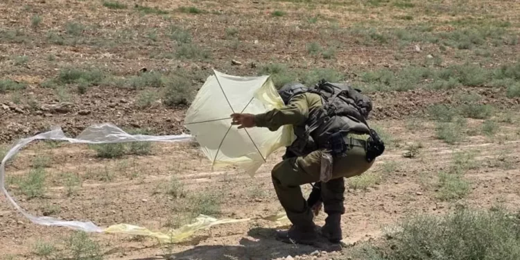 Hamás dice que las cometas llegadas a Israel son juguetes infantiles Hamás afirmó que las cometas que han cruzado desde Gaza hacia Israel son “juguetes infantiles en los campos de refugiados” y rechazó las amenazas israelíes de responder militarmente a esos lanzamientos. Es la primera vez que Hamás se pronuncia públicamente sobre las cometas encontradas en territorio israelí durante los últimos días. Hasta ahora, ninguna llevaba explosivos ni materiales incendiarios. Horas antes, el primer ministro Benjamin Netanyahu y el ministro de Defensa Israel Katz habían advertido que las FDI intensificarían los ataques contra quienes lancen cometas desde Gaza hacia las comunidades fronterizas israelíes. También amenazaron con evacuar las zonas de la Franja desde donde se realicen esos lanzamientos. El portavoz de Hamás, Hazem Qassem, calificó las advertencias israelíes como una respuesta basada en “pretextos fabricados” y sostuvo que buscan justificar nuevas operaciones contra los palestinos. Qassem pidió a Estados Unidos, a los países mediadores y a la Junta de Paz que intervengan para impedir nuevas acciones israelíes y preservar el marco del alto el fuego.