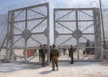 Israel aclara que el paso fronterizo de Erez hacia Gaza seguirá cerrado Había circulado la versión de que, por presión de Estados Unidos, se permitiría la entrada de mercancías a través de este punto a partir del 1 de septiembre. Sin embargo, el primer ministro Benjamin Netanyahu y el ministro de Defensa, Israel Katz, descartaron esta posibilidad y aclararon que no existe ninguna orden para habilitar el cruce. La postura del gobierno israelí se mantiene igual. Han dejado claro que no habrá reconstrucción en el territorio hasta que el grupo terrorista Hamás entregue las armas y la Franja de Gaza quede completamente desmilitarizada. Este acceso fronterizo fue atacado y cerrado inicialmente el 7 de octubre de 2023. Solo funcionó durante unos días en mayo de 2024 para facilitar la entrega de ayuda humanitaria, pero luego volvió a clausurarse para empezar a utilizar otras vías terrestres.