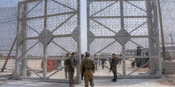 Israel aclara que el paso fronterizo de Erez hacia Gaza seguirá cerrado Había circulado la versión de que, por presión de Estados Unidos, se permitiría la entrada de mercancías a través de este punto a partir del 1 de septiembre. Sin embargo, el primer ministro Benjamin Netanyahu y el ministro de Defensa, Israel Katz, descartaron esta posibilidad y aclararon que no existe ninguna orden para habilitar el cruce. La postura del gobierno israelí se mantiene igual. Han dejado claro que no habrá reconstrucción en el territorio hasta que el grupo terrorista Hamás entregue las armas y la Franja de Gaza quede completamente desmilitarizada. Este acceso fronterizo fue atacado y cerrado inicialmente el 7 de octubre de 2023. Solo funcionó durante unos días en mayo de 2024 para facilitar la entrega de ayuda humanitaria, pero luego volvió a clausurarse para empezar a utilizar otras vías terrestres.