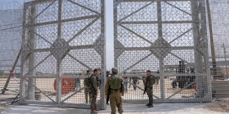 Israel aclara que el paso fronterizo de Erez hacia Gaza seguirá cerrado Había circulado la versión de que, por presión de Estados Unidos, se permitiría la entrada de mercancías a través de este punto a partir del 1 de septiembre. Sin embargo, el primer ministro Benjamin Netanyahu y el ministro de Defensa, Israel Katz, descartaron esta posibilidad y aclararon que no existe ninguna orden para habilitar el cruce. La postura del gobierno israelí se mantiene igual. Han dejado claro que no habrá reconstrucción en el territorio hasta que el grupo terrorista Hamás entregue las armas y la Franja de Gaza quede completamente desmilitarizada. Este acceso fronterizo fue atacado y cerrado inicialmente el 7 de octubre de 2023. Solo funcionó durante unos días en mayo de 2024 para facilitar la entrega de ayuda humanitaria, pero luego volvió a clausurarse para empezar a utilizar otras vías terrestres.