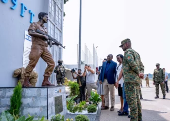Uganda inaugura estatua de Yoni Netanyahu 50 años tras la misión en Entebbe