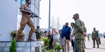Uganda inaugura estatua de Yoni Netanyahu 50 años tras la misión en Entebbe