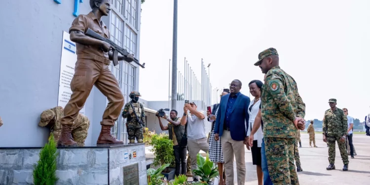Uganda inaugura estatua de Yoni Netanyahu 50 años tras la misión en Entebbe