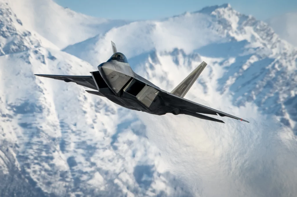 La Fuerza Aérea de EE. UU. moviliza cazas F-22 desde Alaska