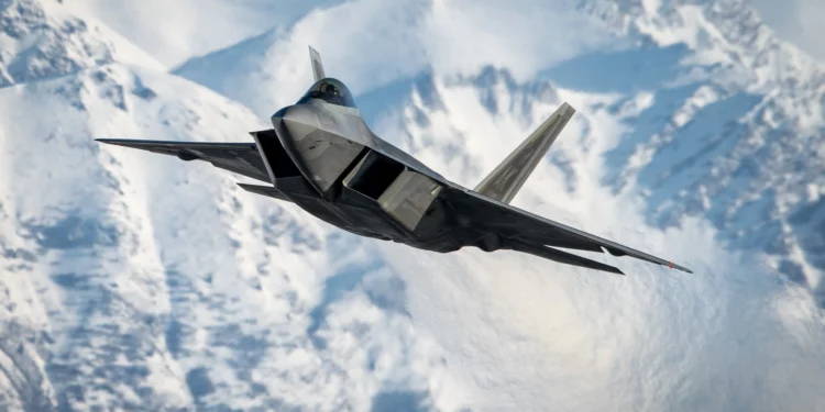 La Fuerza Aérea de EE. UU. moviliza cazas F-22 desde Alaska