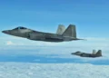 El F-22 intercepta bombarderos rusos a 34 grados bajo cero