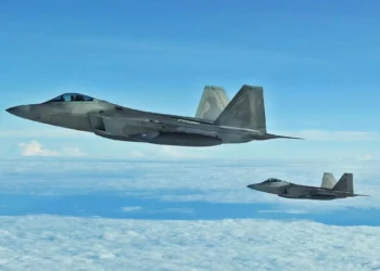 El F-22 intercepta bombarderos rusos a 34 grados bajo cero