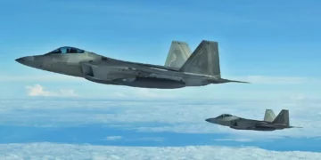 El F-22 intercepta bombarderos rusos a 34 grados bajo cero