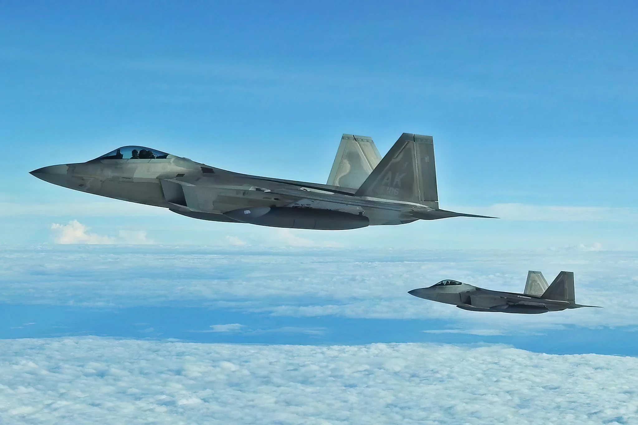 El F-22 intercepta bombarderos rusos a 34 grados bajo cero