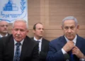 El primer ministro Benjamín Netanyahu (derecha) y el presidente del Comité de Asuntos Exteriores y Defensa de la Knéset, Avi Dichter, asisten a una reunión del comité en Jerusalén, el 19 de noviembre de 2018. (Miriam Alster/Flash90)