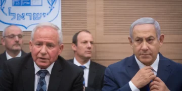 El primer ministro Benjamín Netanyahu (derecha) y el presidente del Comité de Asuntos Exteriores y Defensa de la Knéset, Avi Dichter, asisten a una reunión del comité en Jerusalén, el 19 de noviembre de 2018. (Miriam Alster/Flash90)