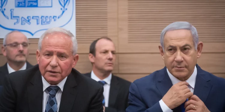 El primer ministro Benjamín Netanyahu (derecha) y el presidente del Comité de Asuntos Exteriores y Defensa de la Knéset, Avi Dichter, asisten a una reunión del comité en Jerusalén, el 19 de noviembre de 2018. (Miriam Alster/Flash90)