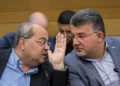 Los diputados Ahmad Tibi (izquierda) y Yousef Jabareen en la Knesset, 19 de noviembre de 2019. (Olivier Fitoussi/Flash90)