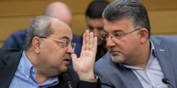 Los diputados Ahmad Tibi (izquierda) y Yousef Jabareen en la Knesset, 19 de noviembre de 2019. (Olivier Fitoussi/Flash90)