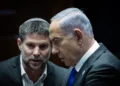 El primer ministro Benjamin Netanyahu, a la derecha, y el ministro de Finanzas, Bezalel Smotrich en la Knéset, 7 de febrero de 2024. (Yonatan Sindel/Flash90/Archivo)